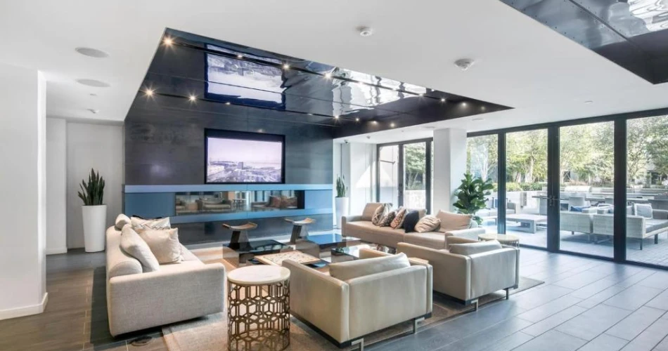 Luxury and Convenience: Hotels Steps Away from Oracle Park
