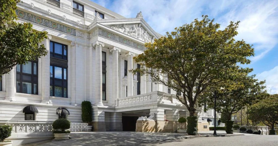 Luxury and Convenience: Hotels Steps Away from Oracle Park
